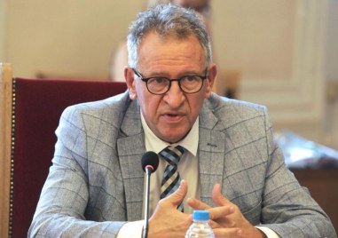 Министърът на здравеопазването д р Стойчо Кацаров си постави бустерна доза