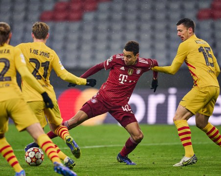 Байерн изхвърли Барселона от Шампионска лига, Челси сгреши и сдаде първото място на Ювентус