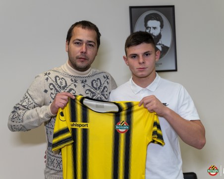 Ботев подписа договори с двама юноши