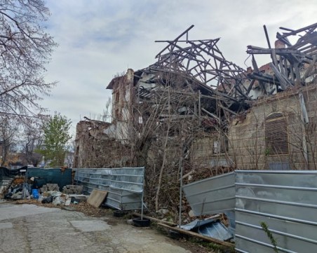 Започна укрепването на съборения склад на ул. 