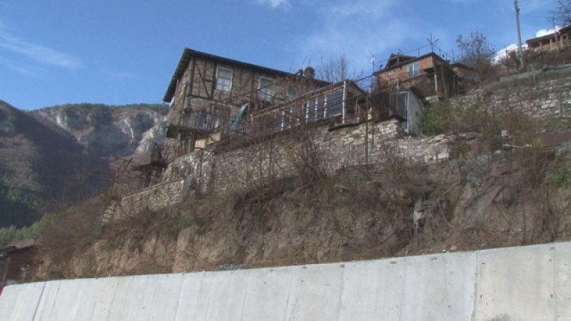 Къщи в Пловдивско може да се срутят заради некачествено пътно