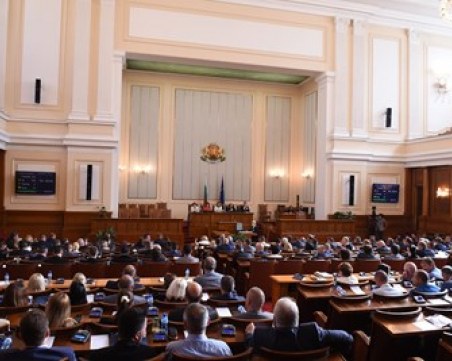 Депутатите отново се скараха за зеления сертификат в Народното събрание
