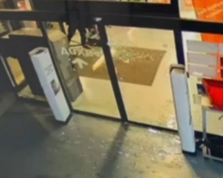 Един задържан и двама избягали след разбиване на банкомат в София