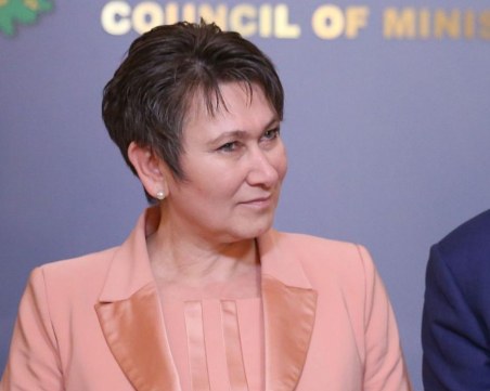 Етичната комисия към МОН проверява сигнал за плагиатство срещу министър Везиева