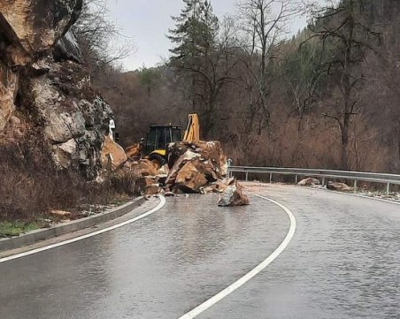 Отново: Огромна канара се стовари на пътя Пловдив - Девин