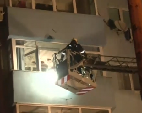 Пожар гори в жилищен блок в Благоевград, огнеборците евакуират хора