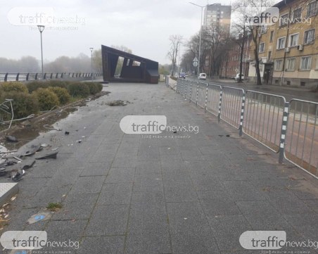 Товарен автомобил се заби в табло на тротоара до сцената на 