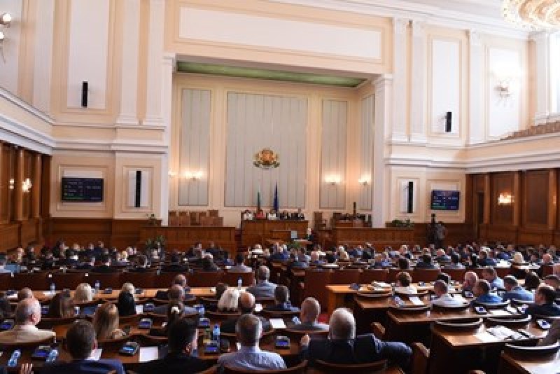 Депутатите отново се скараха за зеления сертификат в Народното събрание.
