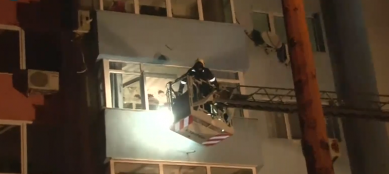 Пожар гори в жилищен блок в Благоевград, огнеборците евакуират хора