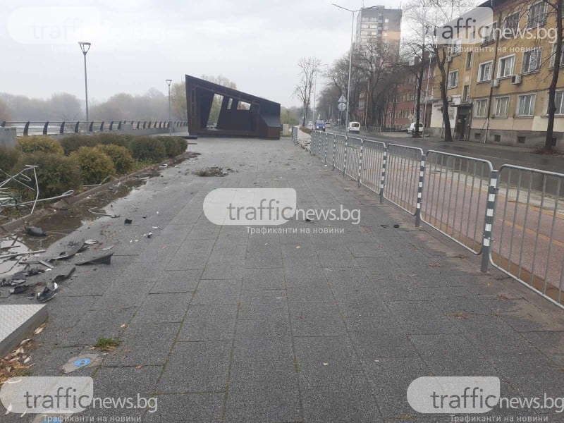 Товарен автомобил се заби в табло на тротоара до сцената на 