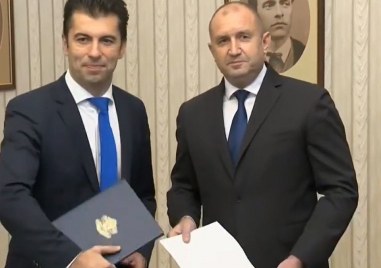 Президентът Румен Радев връчи на кандидата за премиер и лидер