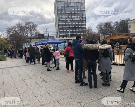 Коледният дух в Пловдив: Стотици се вият на опашка за ледената пързалка, други окупираха кафенетата