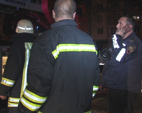 Трима са загинали при пожара в блок в Благоевград, близнаци на 38 дни са откарани в болница