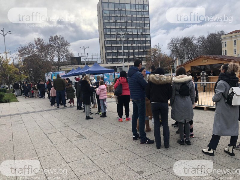 Коледният дух в Пловдив: Стотици се вият на опашка за ледената пързалка, други окупираха кафенетата