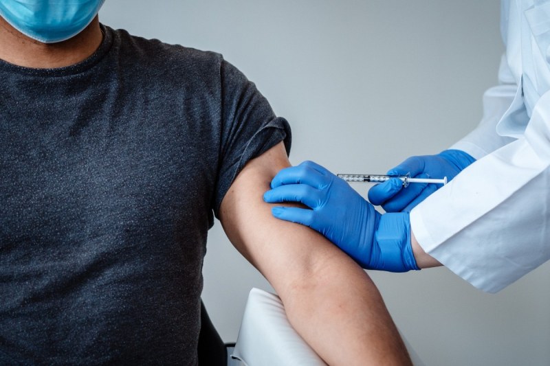 Мъж се ваксинира 10 пъти срещу COVID-19 за един ден в Нова Зеландия