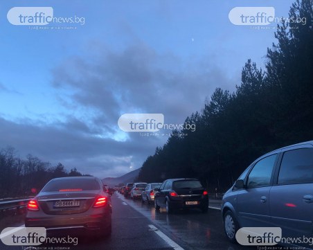 Спират движението на тирове по АМ 