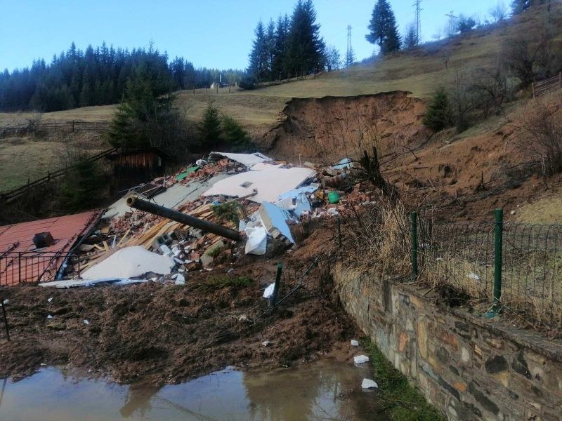 След пороите: Къща се срути до основи в село Стойките