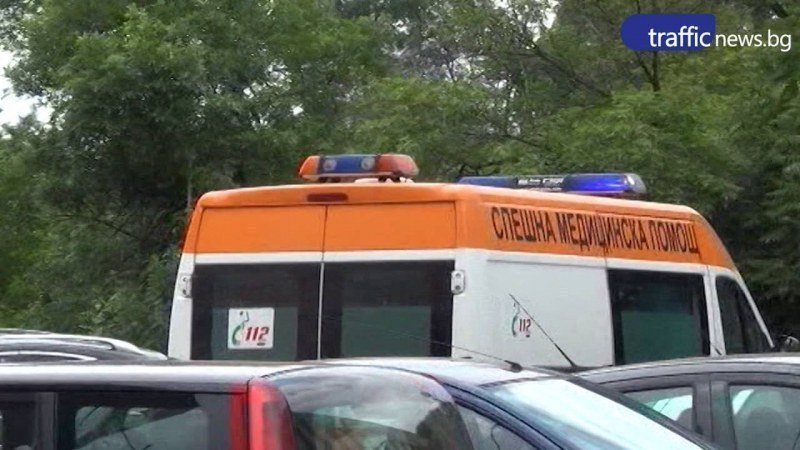 Трамвай блъсна линейка в София
