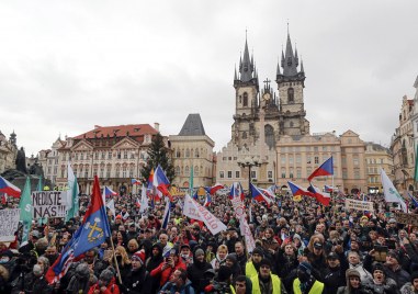 Десетки хиляди хора взеха участие в протест във Виена срещу