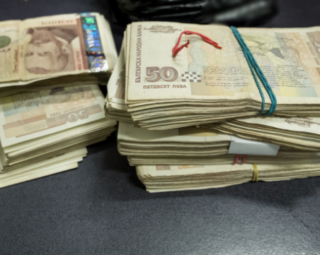 Отново по старата схема: Пенсионер даде 20 бона на измамници, полицията му ги върна