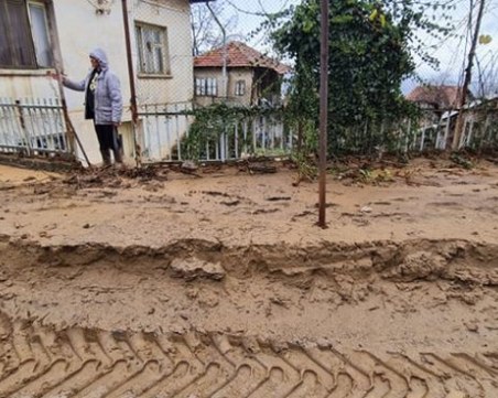 Пътят Смолян - Девин остава затворен, няколко свлачища в Родопите тази нощ