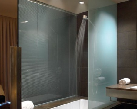 Просторна баня в малък апартамент