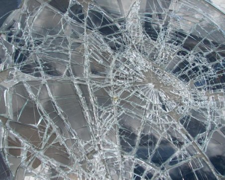 Тийнейджър потроши училищен автобус в Белозем