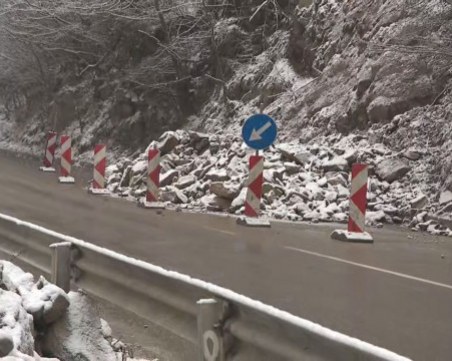 Затварят пътя София – Самоков, алпинисти свалят опасните скали