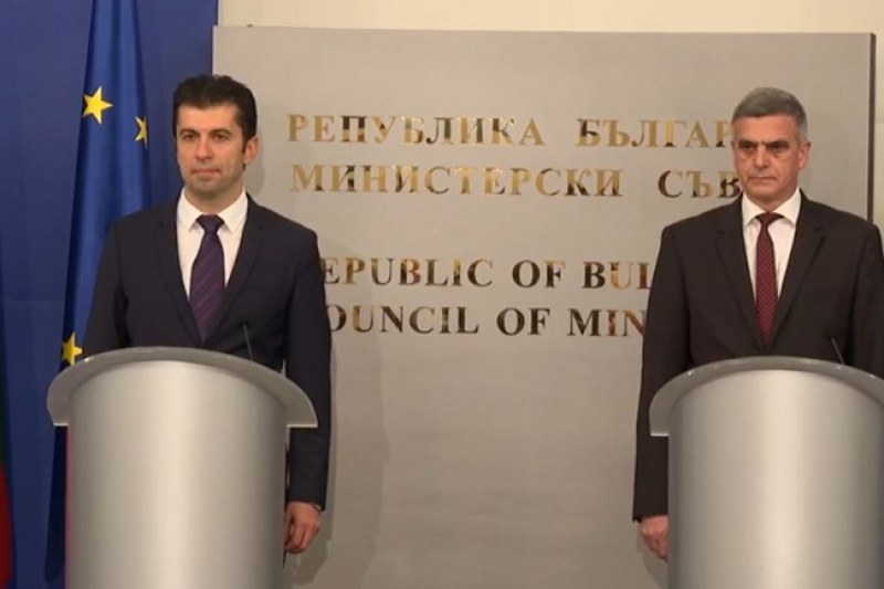 Служебният премиер Стефан Янев предаде управлението на държавата на новоизбрания