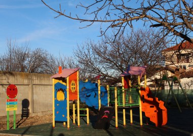 Цветна детска площадка очаква малчуганите в квартал Гаганица Тя разполага