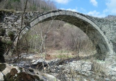 Силният дъжд и придошлата река напълно разрушиха римски мост който