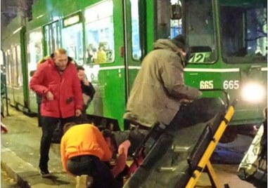 Жена е била пометена от трамвай номер 12 в центъра