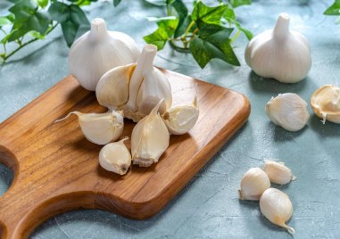 Чесънът е една от съставките които безотказно се препоръчва при