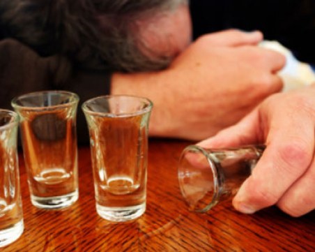 Десет души починаха след отравяне с алкохол в Турция