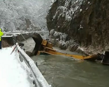 Единственият багер, който укрепва подпорната стена в Триград, падна във водата