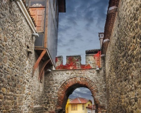 Облачно и студено под тепетата, валежите спират