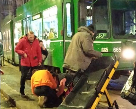 Трамвай помете пешеходка, линейка е на място