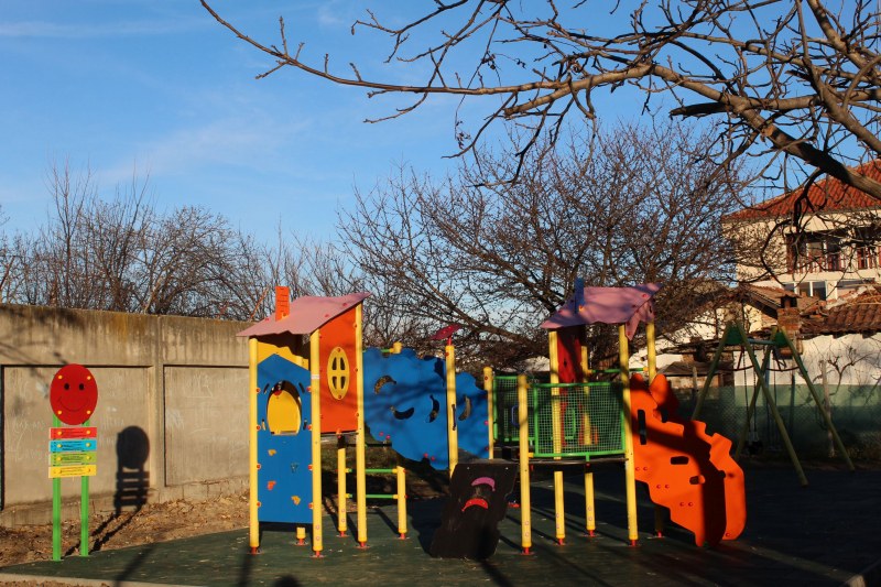 Цветна детска площадка очаква малчуганите в квартал „Гаганица“. Тя разполага