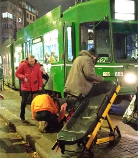 Жена е била пометена от трамвай номер 12 в центъра
