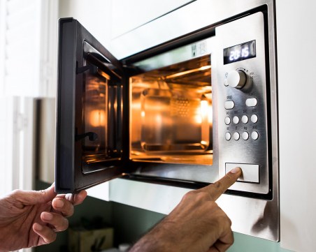 10 неща, които никога не трябва да топлите в микровълновата