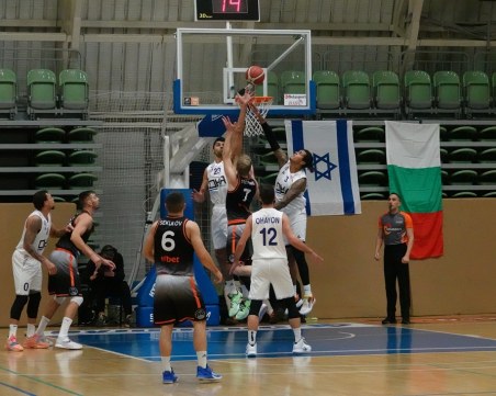 Академик се бори много, но загуби от Ирони Нахария