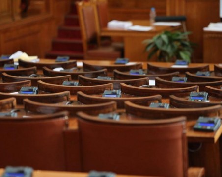 Депутатите намалят коледната си ваканция