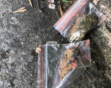 Хванаха младеж с трева в двора на пловдивско училище