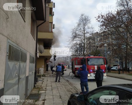 Пожар в Кършияка! Апартамент пламна, полиция и пожарна са намясто
