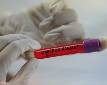 10 случая на Омикрон в Гърция, въвеждат PCR тест за всички пристигащи