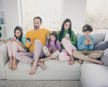 Децата и дигиталните устройствата: Лошите навици се взаимстват от родителите