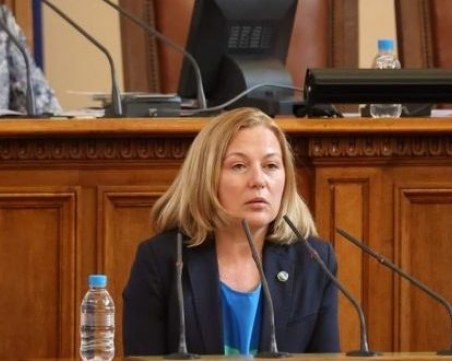 Гешев поднесе букет на новия министър Йорданова, тя му поиска оставка