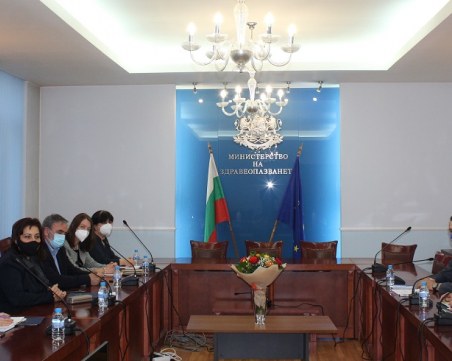 Сербезова за евентуални нови мерки: Ако заболеваемостта се повиши, сме длъжни да запазим живота