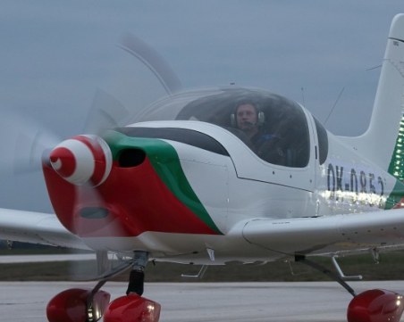 Пристигнаха три учебни самолета Zlin Z242L за бойните ни пилоти