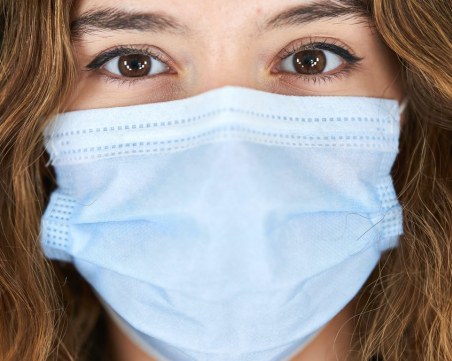 Редица страни затягат мерките заради Омикрон